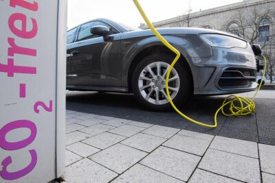 Gestohlener Luxus-Audi im Vogtland ist wieder aufgetaucht - Ein Audi E-Tron an einer Ladesäule. Es handelt sich nicht um das gestohlene Fahrzeug.