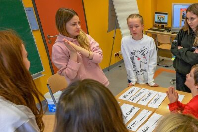 Gestrandet in Chemnitz: Wie ukrainische Kinder die Sprache und das Verdrängen lernen - Viktoria Isaulenko mit ihren neuen Schülern am Sportgymnasium Chemnitz. Eigentlich ist sie Englischlehrerin an der Universität Kiew.