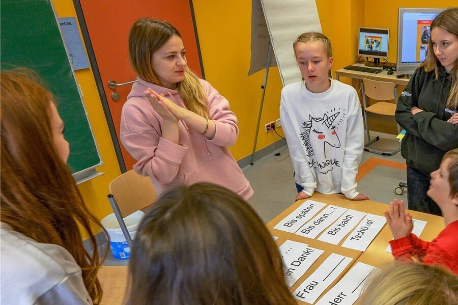Viktoria Isaulenko mit ihren neuen Schülern am Sportgymnasium Chemnitz. Eigentlich ist sie Englischlehrerin an der Universität Kiew.