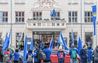 Gestürmter Rathausbalkon: Prozess gegen FDJ eingestellt - FDJ-Demonstranten auf dem Zwickauer Rathausbalkon. 