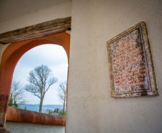 Gesucht: Zeitzeugen der Schloss-Vergangenheit - Diese Gedenktafel auf Schloss Augustusburg ist eine der Zeitzeugen - sie wurde restauriert. 