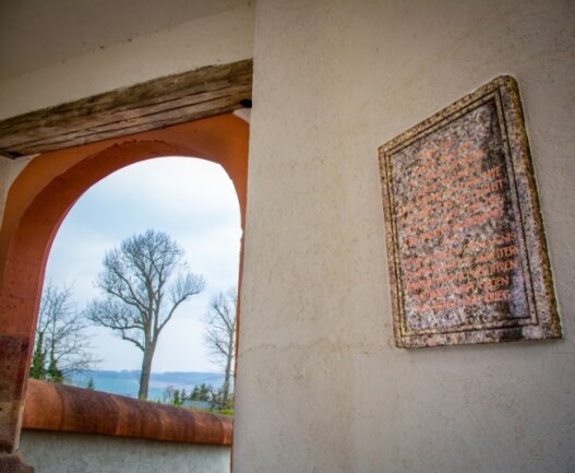 Diese Gedenktafel auf Schloss Augustusburg ist eine der Zeitzeugen - sie wurde restauriert. 