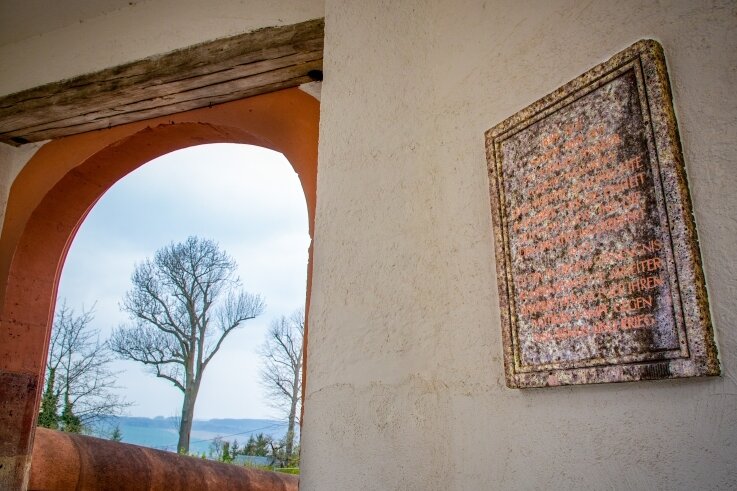 Diese Gedenktafel auf Schloss Augustusburg ist eine der Zeitzeugen - sie wurde restauriert. 