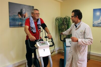 Gesund und fit - bis zum Infarkt - Matthias Lindemann vom ambulanten Rehazentrum Admedia in Chemnitz ist zufrieden mit dem Trainingsfortschritt von Claus Höhn.