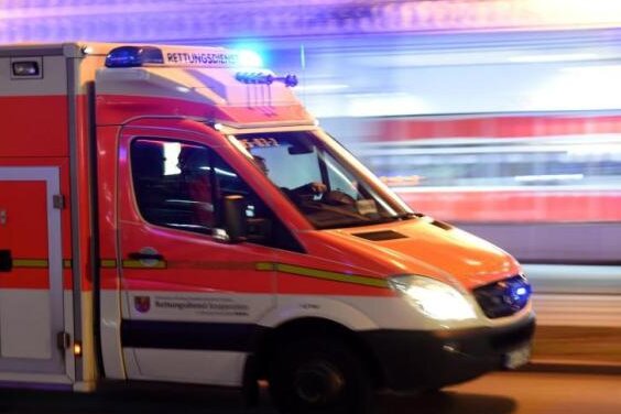Gesundheitliches Problem führt zu Unfall: Autofahrerin verstirbt im Krankenhaus - Eine 48 Jahre alte Frau ist am Freitagmorgen in St. Egidien ist nach einem Unfall leblos in ihrem Auto entdeckt worden.