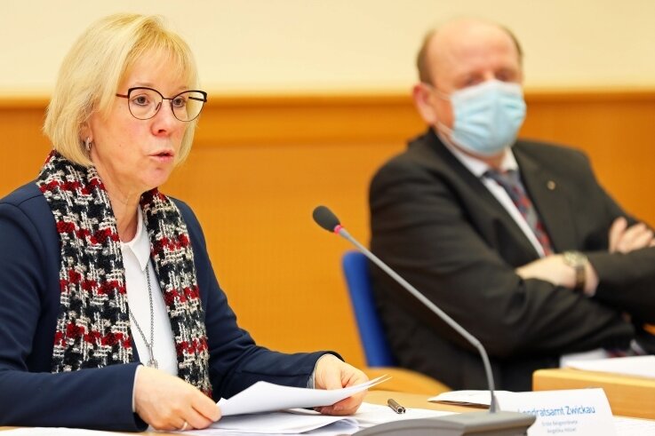Gesundheitsamt rechnet mit 15.000 Infizierten monatlich - Beigeordnete Angelika Hölzel und Landrat Christoph Scheurer (CDU) informierten über die Corona-Situation im Landkreis. 