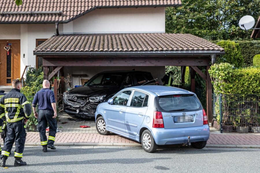 Sowohl der Kia als auch das geparkte Auto wurden bei dem Unfall schwer beschädigt.