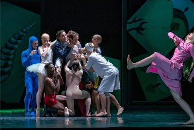 Getanzter Nord-"Faust" in Dresden - Viel los beim Ballett "Peer Gynt" in der Semperoper, hier ein Szenenfoto in der Besetzung mit Zarina Stahnke als "Grüne" im Vordergrund. 