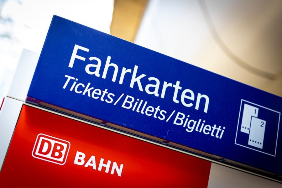 Geteilte Meinungen in Sachsen zum 49-Euro-Ticket - Ein Fahrkartenautomat der Deutschen Bahn steht an einem Bahnhof.