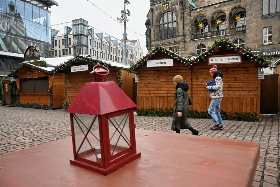 Geteilte Meinungen zu zeitweiser Schließung des Chemnitzer Weihnachtsmarktes am Montag - Bis 14 Uhr herrschte auf dem Weihnachtsmarkt in Chemnitz Ruhe. Die Glätte blieb aus, dennoch durften Händler erst ab 14 Uhr öffnen. 