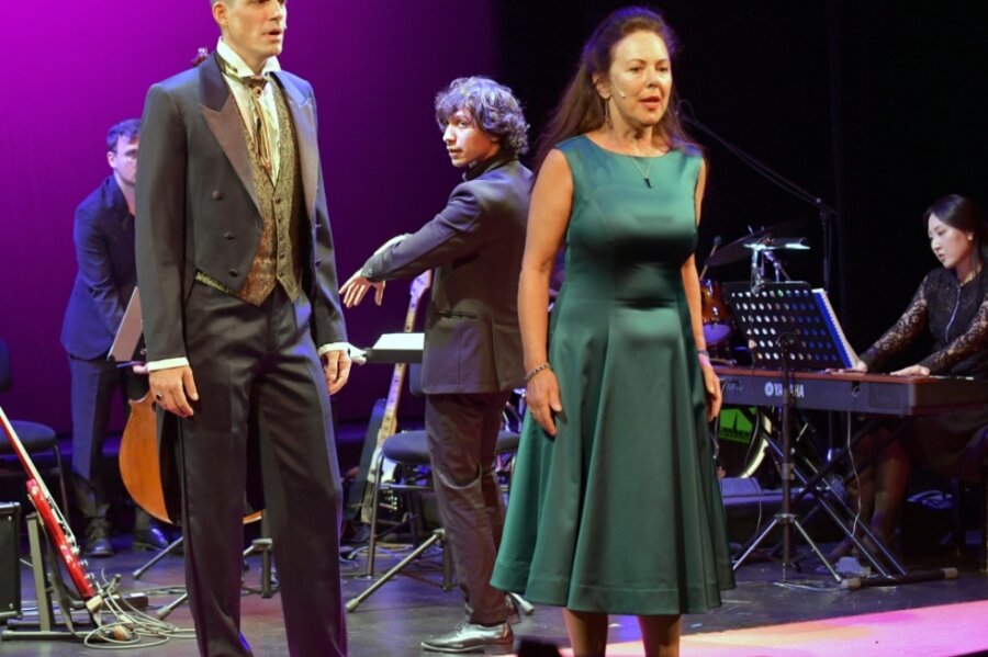 Alexander Donesch und Susanne Engelhardt sangen zur Spielzeiteröffnung "Die Musik der Nacht" aus dem Musical "Phantom der Oper" unter der Leitung von Josè Luis Gutièrrez; am Keyboard Hui Won Lee. 