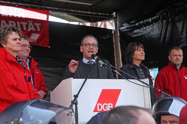 Geteiltes Echo auf Störungen bei Mai-Kundgebung - Die Rede von  Bundesjustizminister Heiko Maas (SPD) wurde von Trillerpfeifen und Buh-Rufen begleitet.