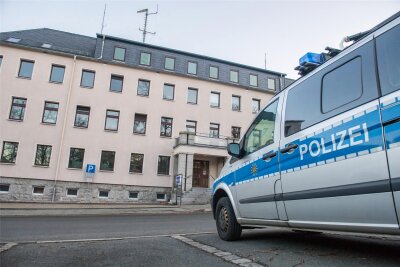 Getötete Frau in Aue: Anklage gegen Ehemann erhoben - Blick auf das Polizeirevier Aue an der Lessingstraße.