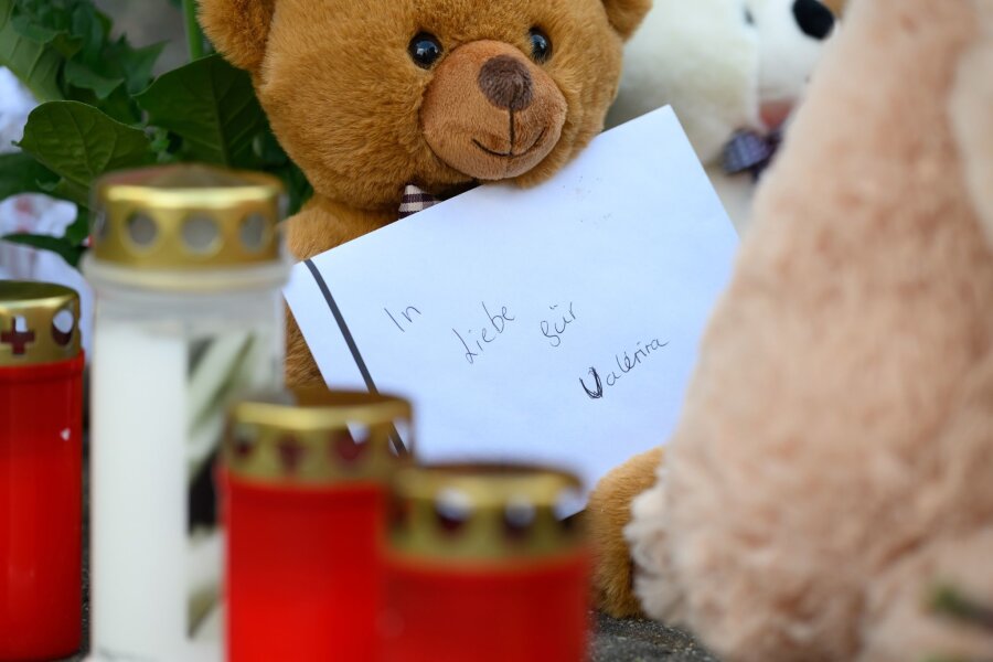 Getötete Valeriia: Ermittler haben noch keine heiße Spur - Ein Brief mit der Aufschrift "In Liebe für Valeriia", Teddybären, Blumen und Kerzen sind in der Nähe der Wohnung des getöteten Mädchens auf dem Fußweg abgelegt.