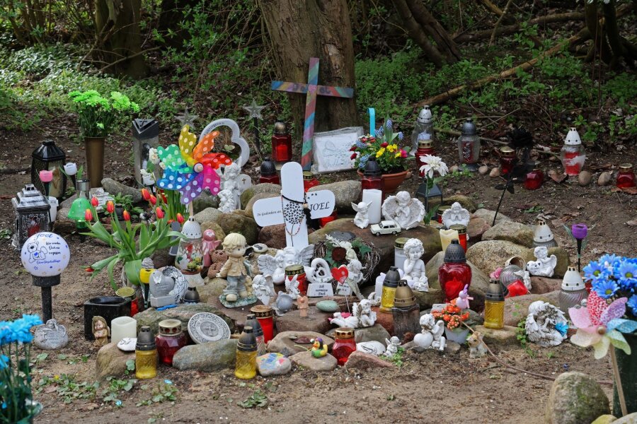 Getöteter Joel: Geständnis und Mord-Plädoyers - Kreuze, Figuren, Kerzen und Blumen stehen in Pragsdorf an der Stelle, wo die Leiche des kleinen Joel gefunden wurde.