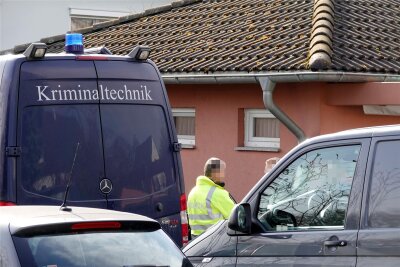 Getöteter Kardiologe in Chemnitz: Nachbar telefonierte noch kurz vor seinem Tod mit ihm - Die Wohnung und das Umfeld des Getöteten wurden auch am Dienstag kriminaltechnisch untersucht.