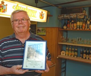 Getränkehändler hält durch - Peter Schreiber in seinem kleinen Getränkeladen, der kurz vor seinem 30. Jubiläum steht. Ein Bild der einstigen Steinpleiser Brauerei gehört mit zur Einrichtung.