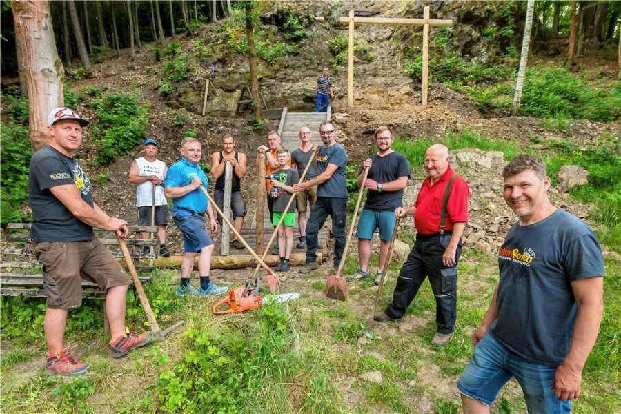 Getzen-Rodeo im Erzgebirge: Countdown zum Finale ist Chefsache - Da werden gerade so einige Ideen umgesetzt. Vereinschef Falko Haase (vorn rechts) stehen etliche Motorsport-Enthusiasten zur Seite, die bereits jetzt für das Getzen-Rodeo 2023 im Grießbacher Getzenwald schwitzen. Noch sind knapp vier Monate Zeit.