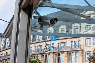Gewalt am Plauener Postplatz: Was haben die Videokameras aufgezeichnet? - Eine der sechs Videokameras, die die Plauener Straßenbahngesellschaft am Tunnel installiert hat.