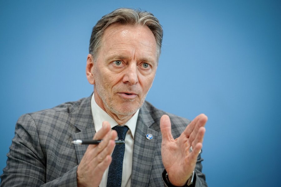 Gewalt gegen Politiker - BKA-Chef tief besorgt - "Jeder politische Akteur, der nicht dazu beiträgt, dass es einen sachlichen Diskurs gibt, sondern Sündenböcke aufbaut trägt zu dieser Polarisierung bei": Holger Münch.