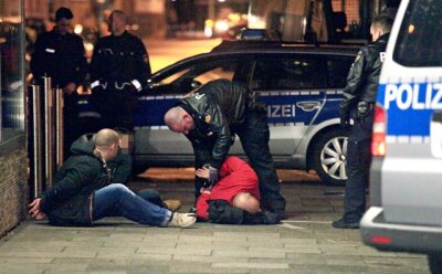 Gewalt unter jungen Leuten in Sachsen nimmt ab - Ein selteneres Bild: Die Polizei führt eine Person ab, die sich an einer Schlägerei beteiligt hat. In Sachsen ist das Gewaltpotenzial gesunken.