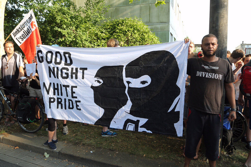Gewalt zwischen Asylgegnern und Gegendemonstranten in Dresden - Mit einem Transparent mit der Aufschrift «Good night white pride» gehen Menschen in Dresden gegen Asylgegner in der Stadt auf die Straße.