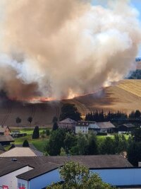 Auf einer Breite von mehr als 260 Metern fraß sich das Feuer durch das Getreidefeld an der Bundesstraße 93 in Schneeberg. Der Rauch war bis nach Aue zu sehen. 