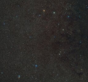 Gewaltiges Schwarzes Loch in der Milchstraße entdeckt - Das Handout zeigt einen Weitwinkelausschnitt der Umgebung von "Gaia BH3", dem massereichsten stellaren schwarzen Loch in unserer Galaxie. Das schwarze Loch selbst ist hier nicht sichtbar, aber der Stern, der es umkreist, befindet sich in der Mitte des Bildes.