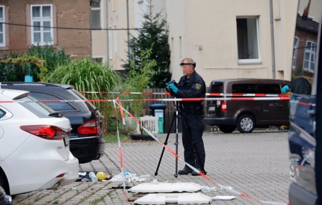Gewalttat im Hinterhof: Tatwaffe war ein Messer - Ermittler bei der Arbeit am Tatort. In diesem Hinterhof wurden die 46-jährige Frau und der 34-jährige Mann mit einem Messer angegriffen. Die Frau starb später. 