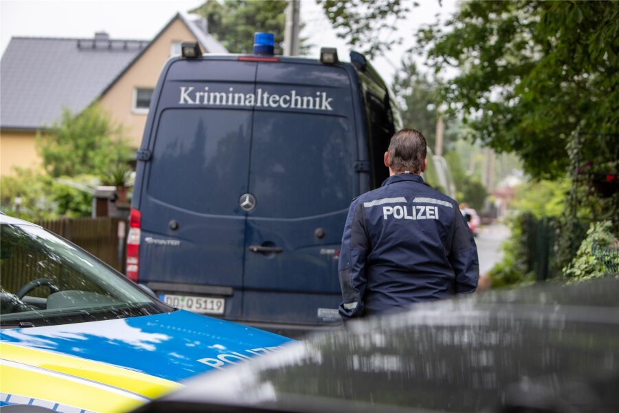 Gewalttat im Vogtland: 28-Jähriger soll Opfer mit der Axt im Schlaf getötet haben - Die Polizei war über Stunden vor Ort.