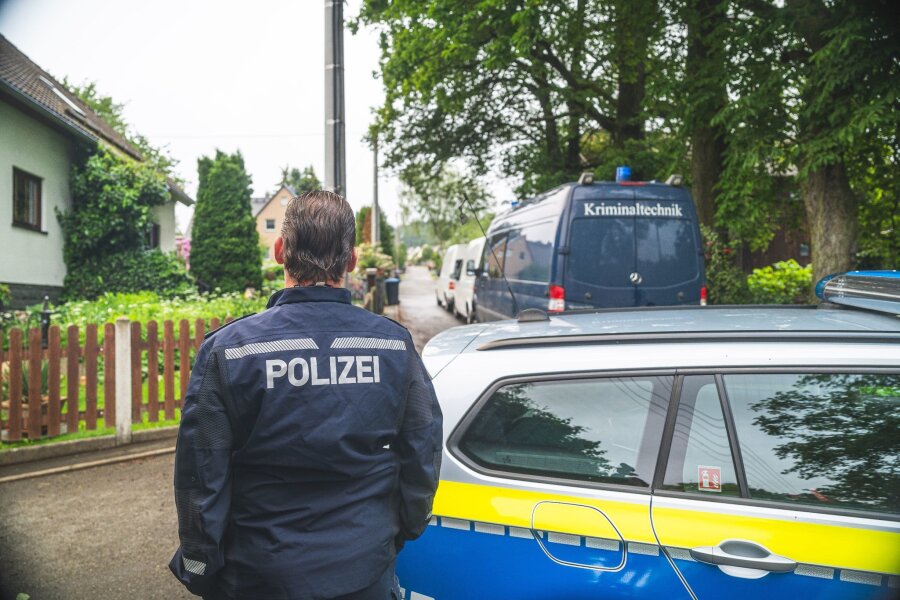 Gewalttat im Vogtland - Haftbefehl wegen Mordes erlassen - Polizeibeamte in der Nähe des Tatorts in Tirpersdorf.