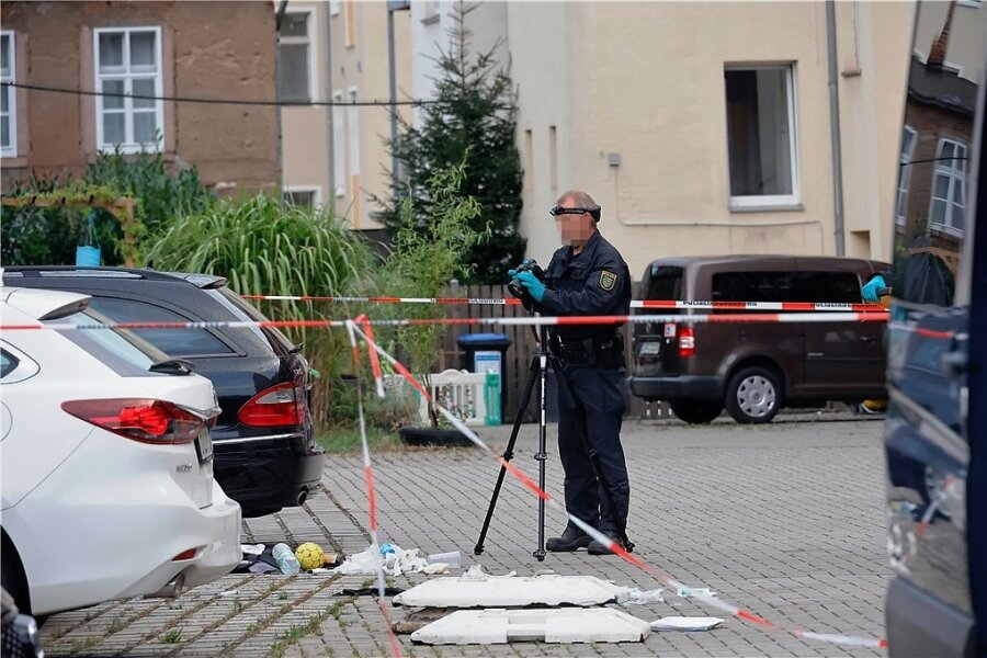 Gewalttat in Chemnitzer Hinterhof: Tatwaffe war ein Messer - Polizisten untersuchen am Samstagmorgen den Tatort in einem Hinterhof nahe des Südbahnhofs. Viele Details der Tat sind noch unklar. 