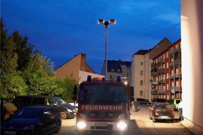 Gewalttat in Chemnitzer Hinterhof: Verdächtiger ist polizeibekannt - Um die Ermittler zu unterstützen, leuchtete die Polizei noch in der Nacht den Tatort aus. In dem Hinterhof nahe des Südbahnhofs wurden eine Frau getötet und ein Mann schwer verletzt.