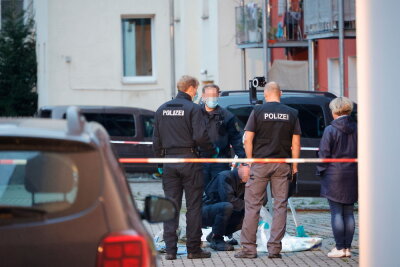 Gewaltverbrechen in Chemnitzer Hinterhof: 46-jährige Frau stirbt im Krankenhaus - 