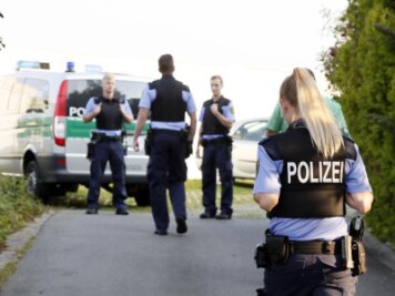 Gewaltverbrechen in Ebersdorf: Staatsanwaltschaft Chemnitz schweigt - Polizisten sichern den Tatort in Chemnitz ab.