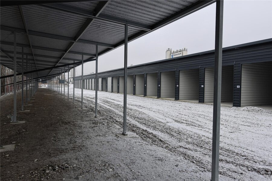 Gewerbegebiet zwischen Zwickau und Mülsen: Wie aus einem Garagenhof ein Solarpark wird - 100 Stellplätze in Garagen und Carports umfasst der Komplex im Gewerbegebiet Lippoldsruh. Im Frühjahr werden die Module für die Fotovoltaikanlage auf den Dächern installiert.