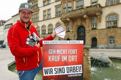 Gewerbeverbund startet in Werdau Stempelwochen - Ron Mittag vom Gewerbeverbund Werdau hält die Stempelkarten in der Hand. 