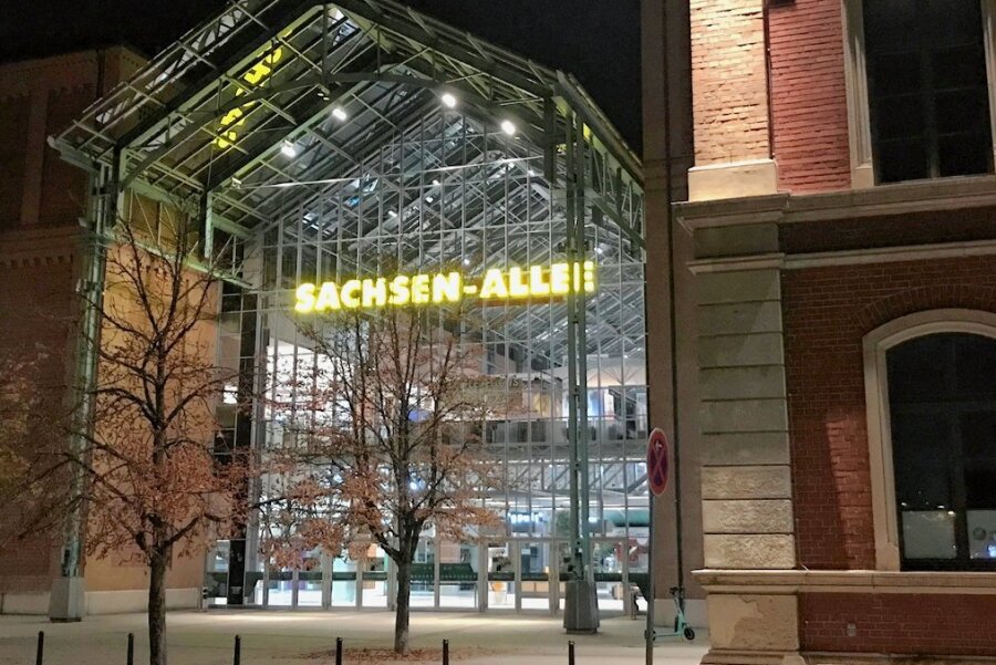 Gewerkschaft fordert: Läden in Sachsen sollen wegen Energiekrise eher schließen - Das Chemnitzer Shopping-Center "Sachsen-Allee" zählt am Abend derzeit nur noch wenige Kunden. 