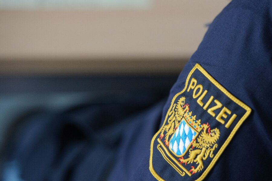 Gewerkschaft klagt: Zu wenige Hosen für Bayerns Polizei - Ein Wappen der Bayerischen Polizei an einer Uniform.