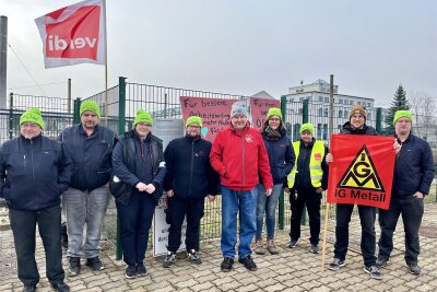 Gewerkschaft legt in Zwickau nach: Jetzt auch Streik bei den Städtischen Verkehrsbetrieben - Fahrerinnen und Fahrer von Bussen und Straßenbahnen beim Streik Anfang Februar vor dem SVZ-Betriebshof Schlachthofstraße.