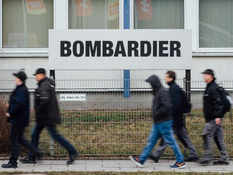 Gewerkschaft: «Massive Einschnitte» bei Bombardier geplant -             Mitarbeiter gehen am Werk von Bombardier vorbei.