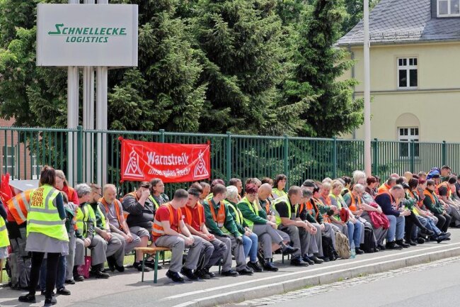 Gewerkschaft und Schnellecke werden sich über Inflationsprämie einig - weitere Streiks abgewendet - Beschäftigte legten in den vergangenen Tagen mehrfach in Glauchau und Zwickau die Arbeit nieder. 