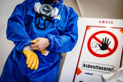 Gewerkschaft warnt vor „Asbest-Welle“ im Erzgebirge - So läuft die Asbest-Sanierung: Overall, Atemschutzmaske, Handschuhe und dazu noch eine Schutzbrille.