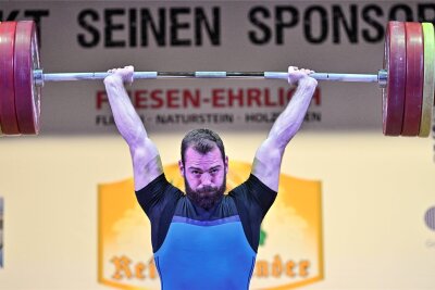 Gewichtheben: Rodewischer holt Gold - Der Rodewischer Raphael Friedrich wurde bei der Deutschen Meisterschaft in Plauen seiner Favoritenrolle mehr als gerecht.