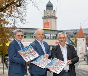 Gewinnkalender für eine gute Sache - Die Rotarier (von links) Matthias Seidel, Lutz Neumann und Uwe Bauer präsentieren den neuen Benefiz-Kalender der Vogtlandclubs. 