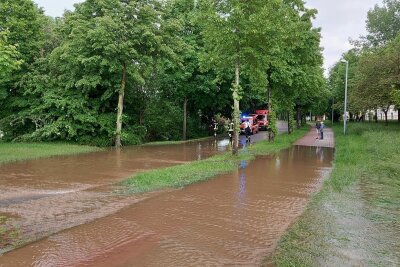 Gewitter hinterlässt Spuren in der Region - Nach Regenfällen sammelte sich in Zwönitz auf der Matthes-Enderlein-Straße Wasser. 