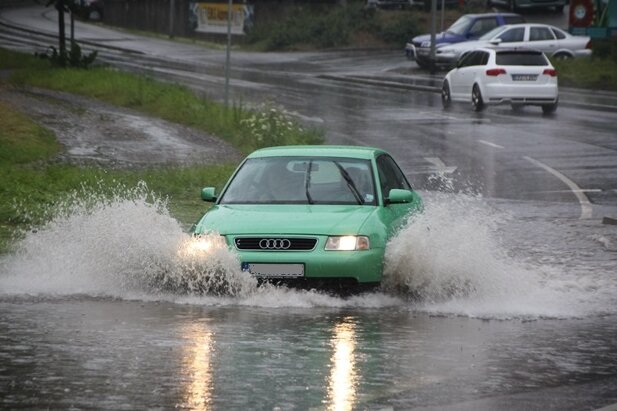 Gewitter mit Folgen: Überspülte Straßen, gesperrte Bahnstrecke - Die B169 war stellenweise überflutet.