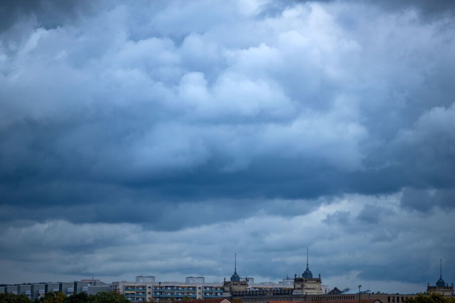 Gewitter mit örtlichem Starkregen in Sachsen erwartet - Dunkle Wolken ziehen über die Neustadt.