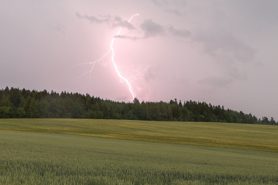 Am Donnerstagabend ziehen einzelne starke Gewitter über Sachsen. (Symbolbild)