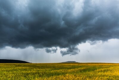 Gewitter und Sturmböen in Sachsen - Wolkenaufzug über Sehma am Samstagmittag.